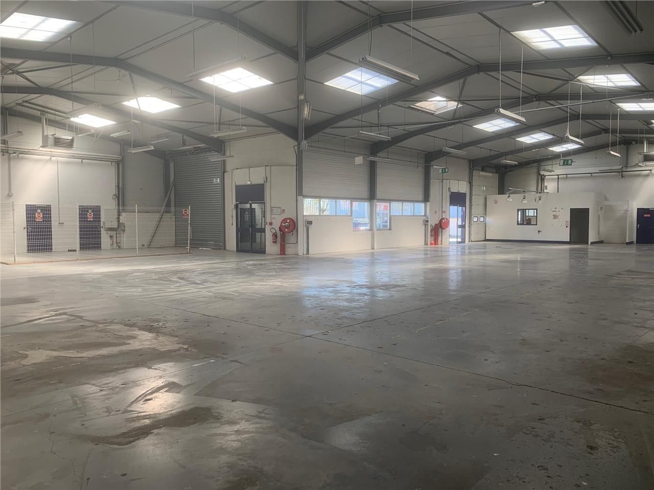 Location entrepots 708 m² non divisibles