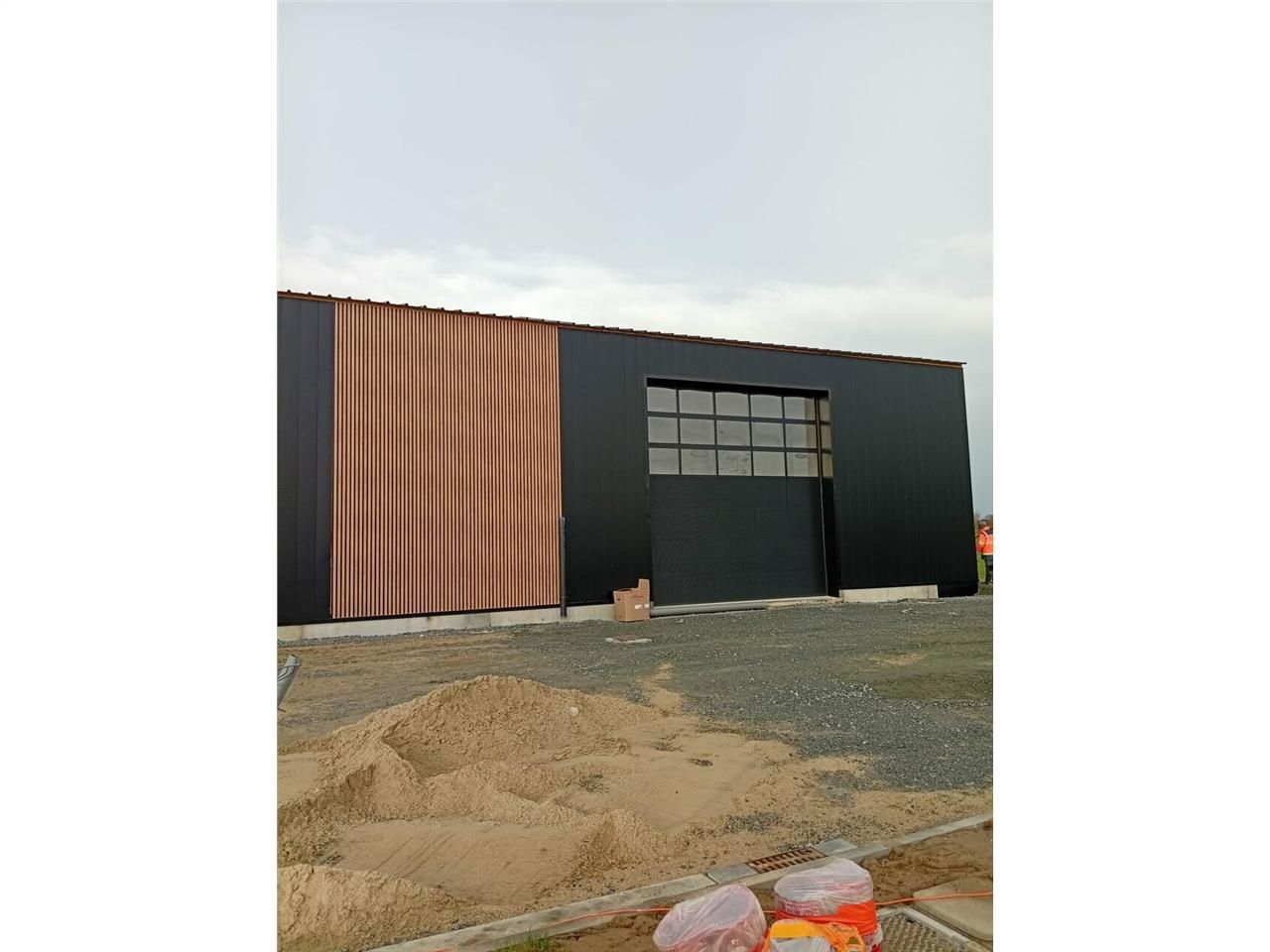 Entrepôt neuf au cœur d'une zone en développement.