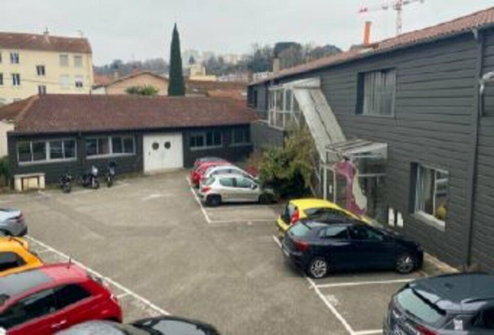 À VENDRE – BÂTIMENT DE 1 587 m² AVEC COUR PRIVATIVE – LYON 9ᵉ / VAISE – INVESTISSEMENT MIXTE