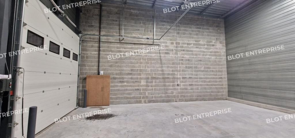 Location entrepôts 113 m² non divisibles