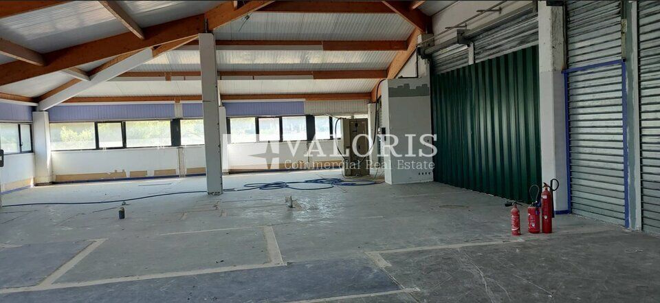 VALORIS MEDITERRANEE vous propose deux plateaux de bureaux communicants et divisibles au coeur de la zone commerciale du Auchan. Accès direct et visibilité depuis le parking. Accès PMR sur les deux étages via ascenseur et rampe.