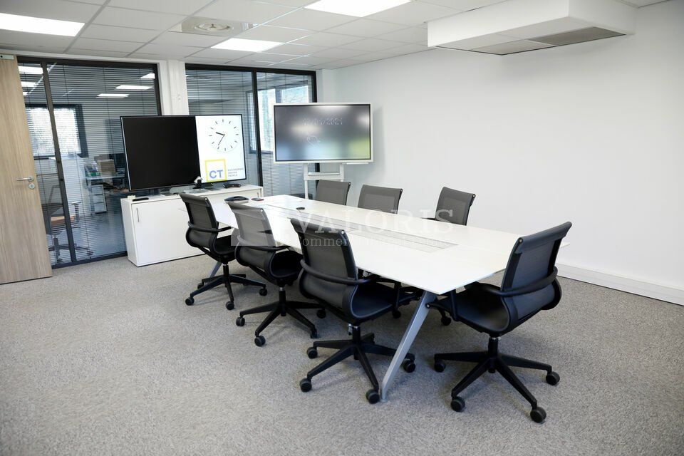 VALORIS MEDITERRANNEE, vous propose, à la location, un immeuble de bureaux indépendant en R1 d'une surface de 430 m² sur la commune de Vitrolles. Accès immédiat D9, à 3mn de l'A7 et 7mn de la Gare TGV d'Aix en Provence.