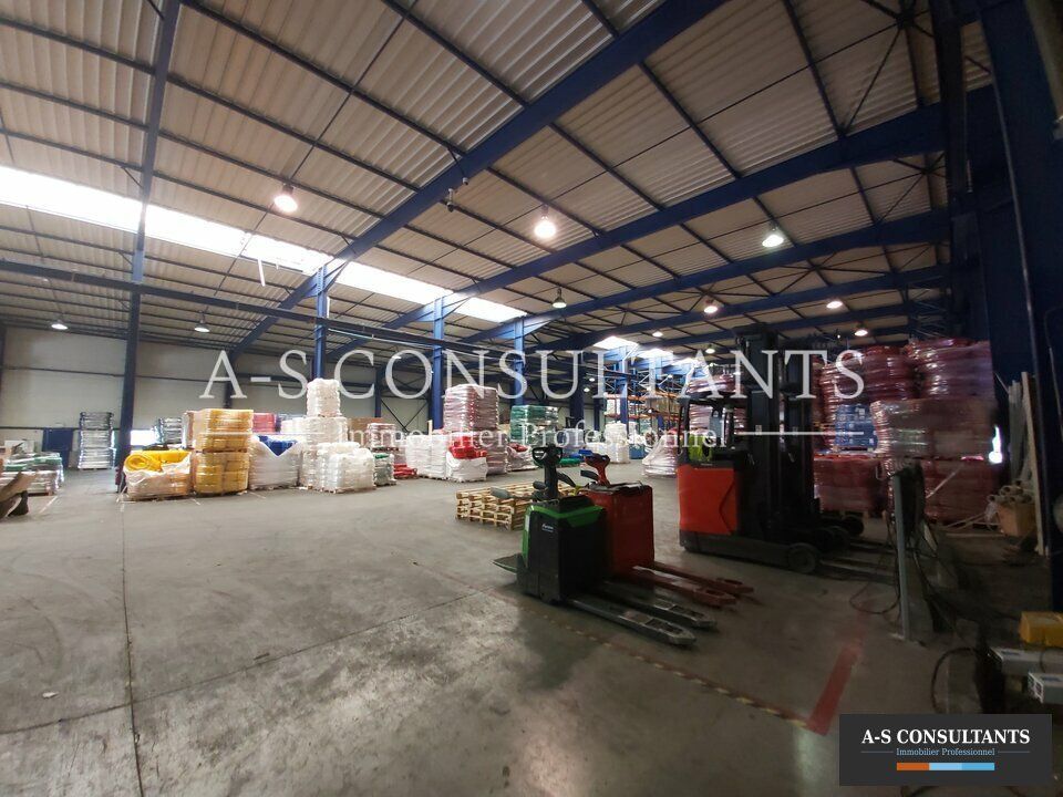 VIRIVILLE – MARCILLOLES (38980) à louer local de 1 928 m² dont 128 m² de bureaux nombreux stationnements situé porche des grands axes