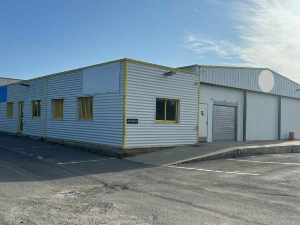 Location local d''activites 200 m² non divisibles