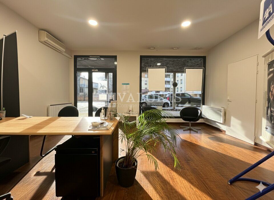 Valoris Real Estate vous propose à la vente un local commercial d'une surface de 43 m² dans le centre ville de Lozanne.