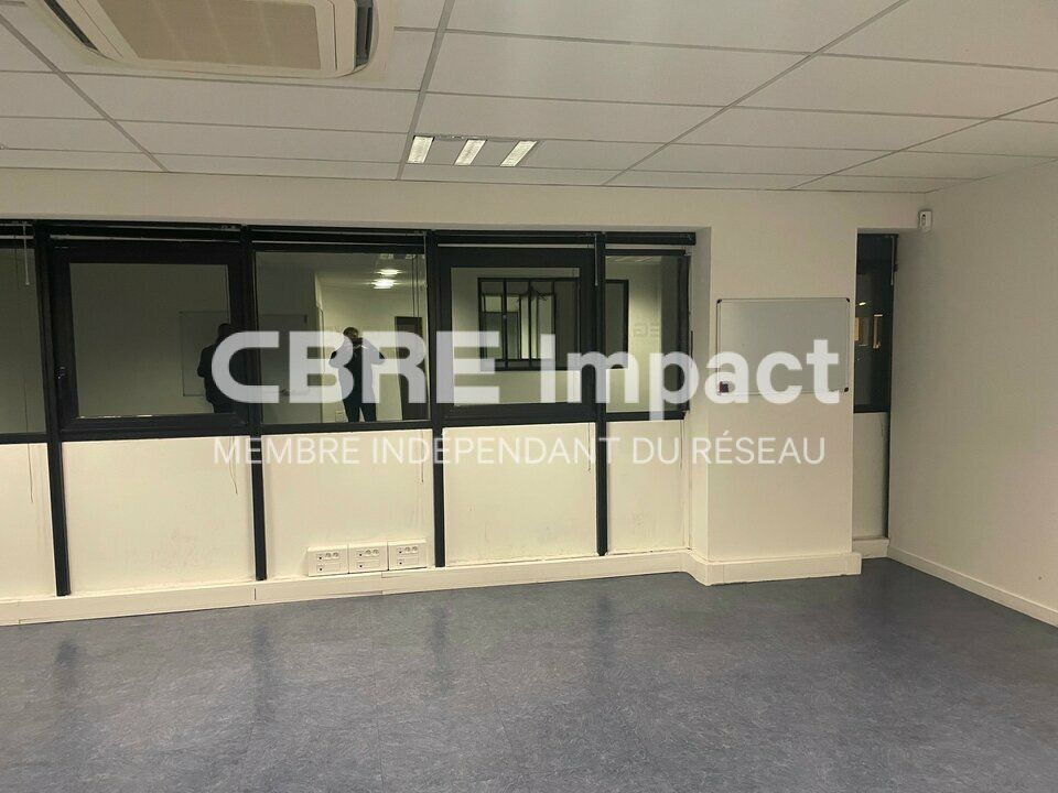 Plateau de bureaux lumineux d'environ 110 m², et deux bureaux privatifs d'environ 50 m² chacun.