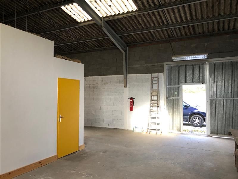 Local d'activité avec bureaux d'environ 210 m², à louer à Chambray les Tours