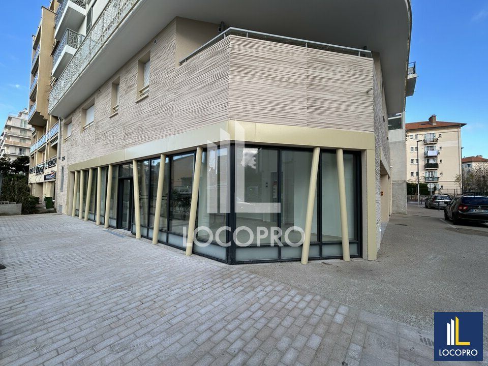 Location local commercial 58.57 m² non divisibles