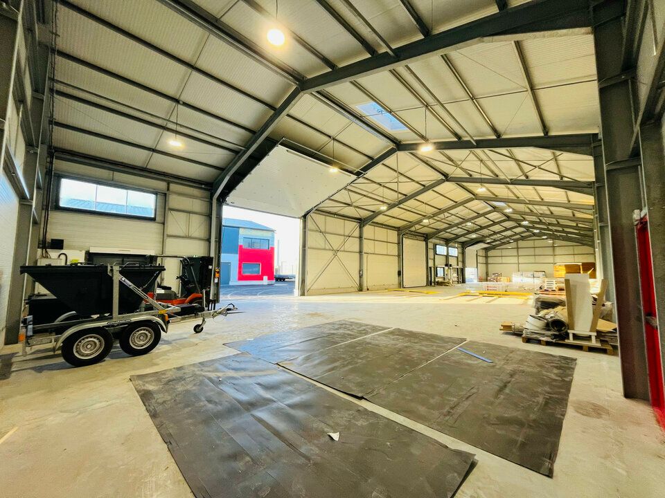 A LOUER - ZA ST JEAN DE LA NEUVILLE - ENSEMBLE IMMOBILIER NEUF 1 000 m2 SUR ZONE EN DÉVELOPPEMENT CROISSANT