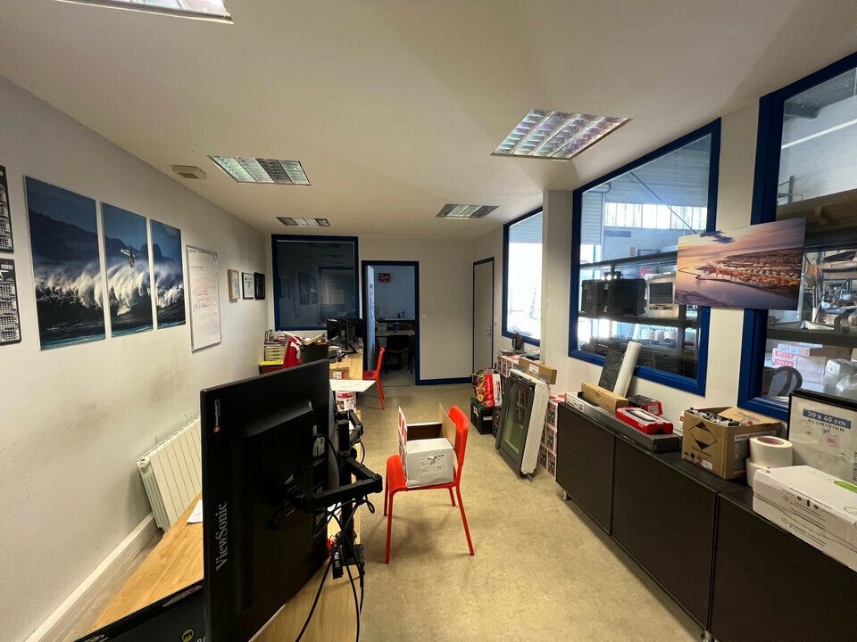 A LOUER - LOCAUX D'ACTIVITÉS D'ENVIRON 325 m2 + Terrain d'environ 1 500 m2