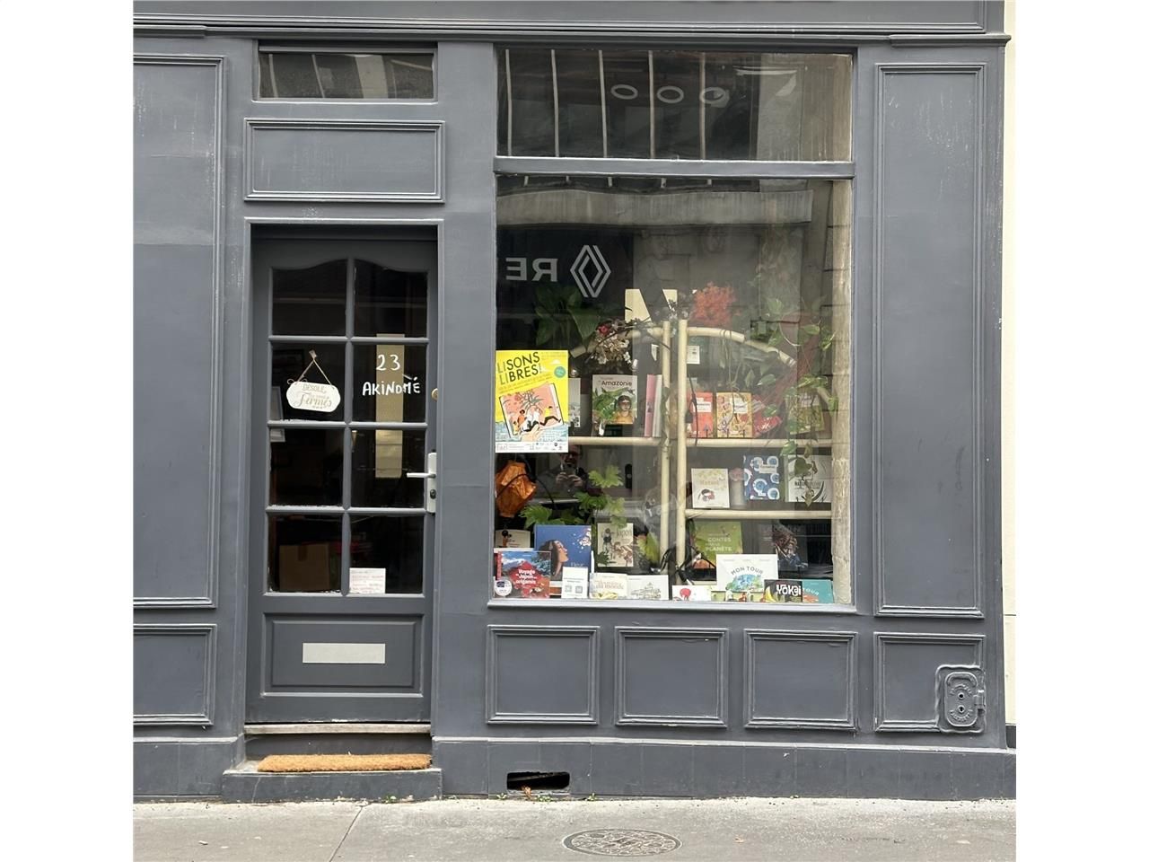 Location local commercial 31 m² à Paris