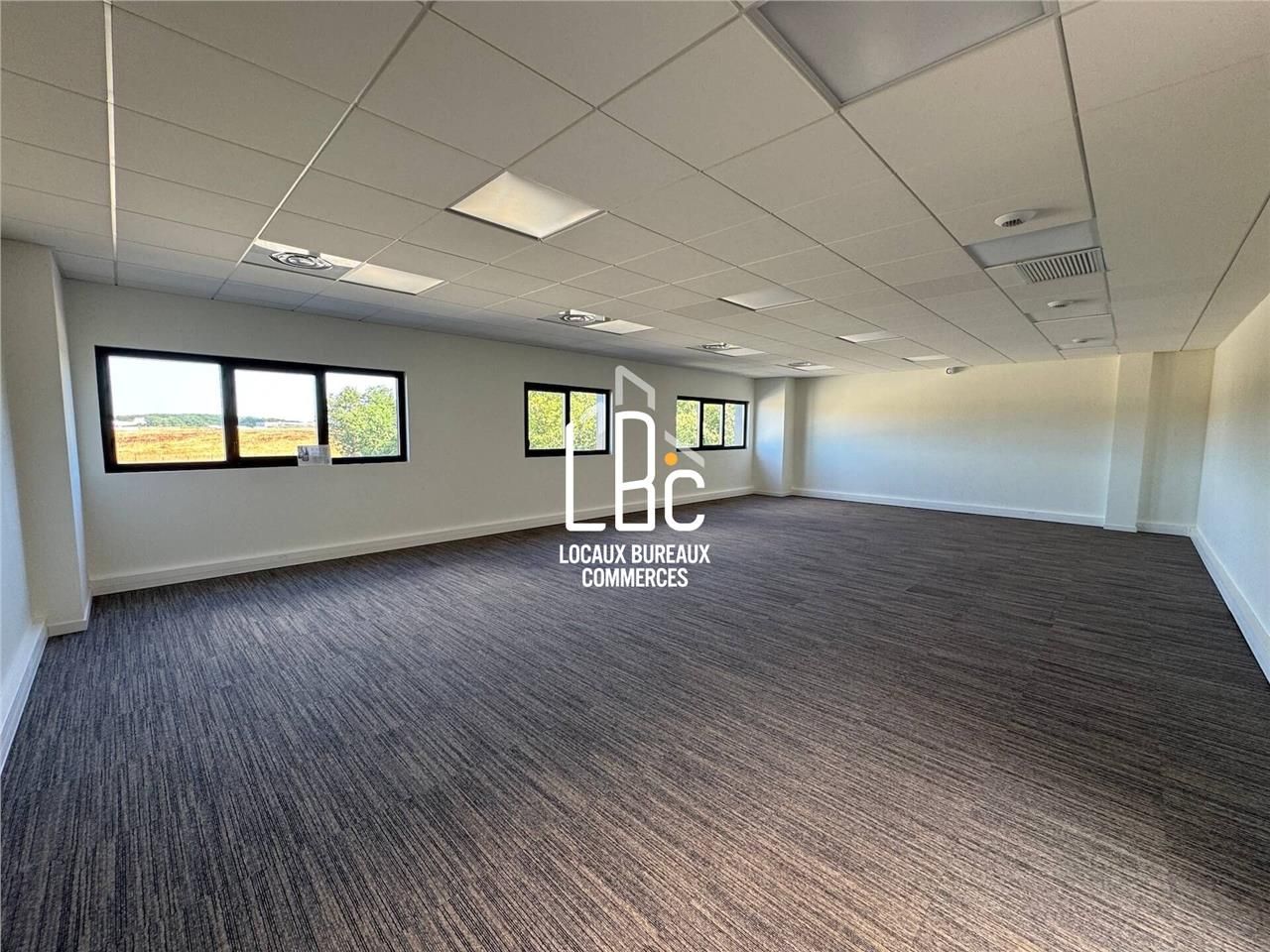 Location local 575.00 m² à Bouguenais