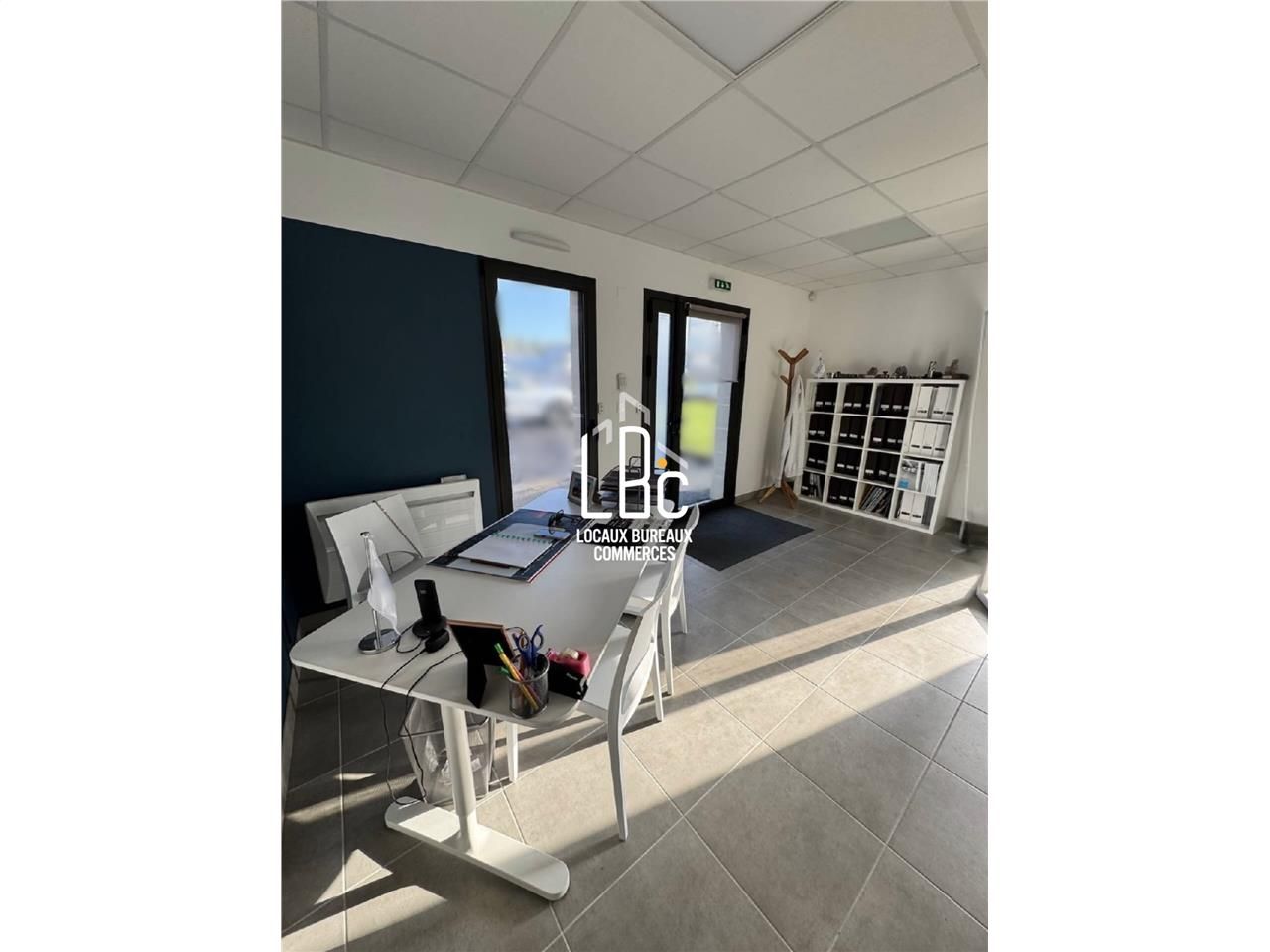 Location local 360.00 m² à Le Bignon