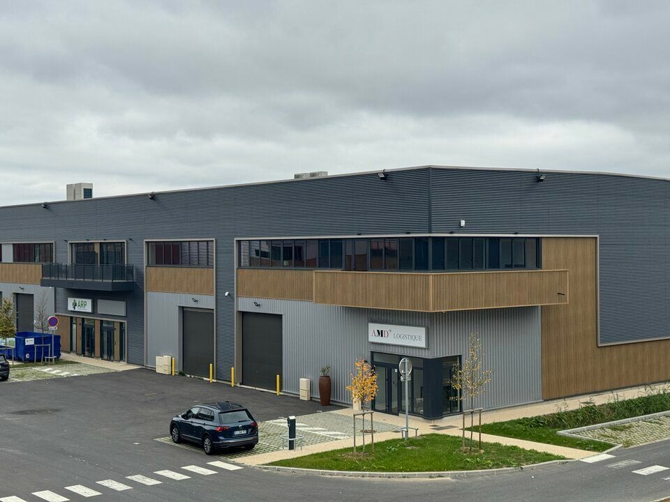 Location local d''activites 693 m² divisibles à partir de 322 m²