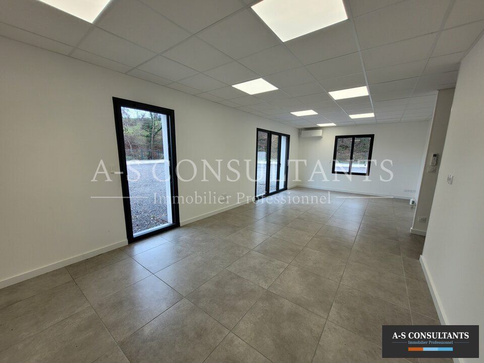 NIVOLAS VERMEILLE (38300) à louer bureaux de 100 m² avec 900 m² de terrain situé proche des grands axes avec nombreud stationnements.