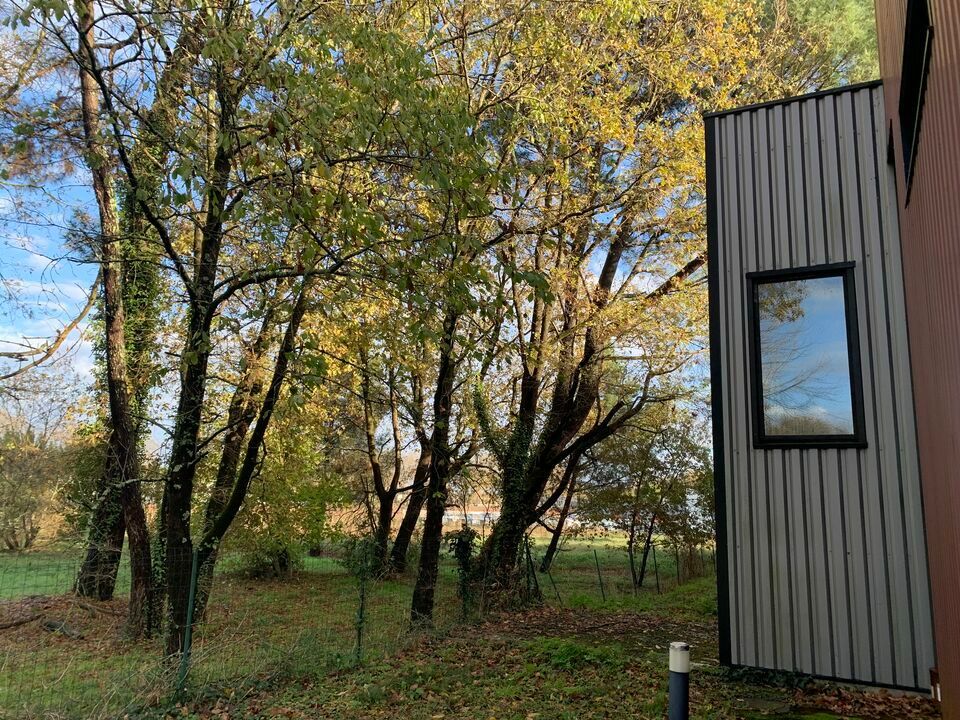 Dans la Zone d'Activités Laroche, sur un terrain de 4 500m², Entrepôt de 2470m² et bureaux de 360 m².