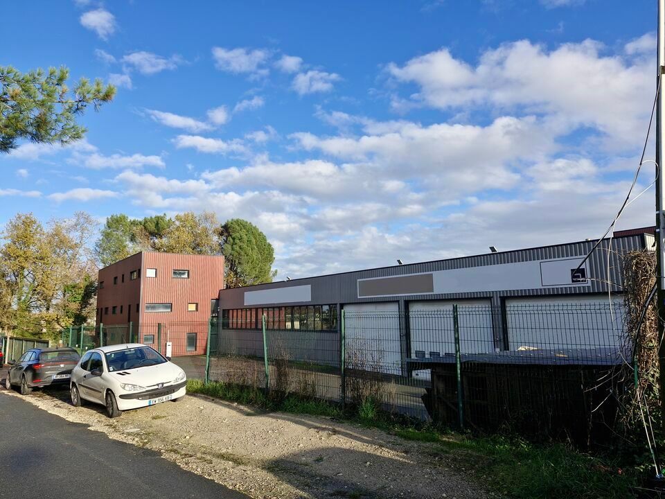 Location local d''activites 2830 m² non divisibles