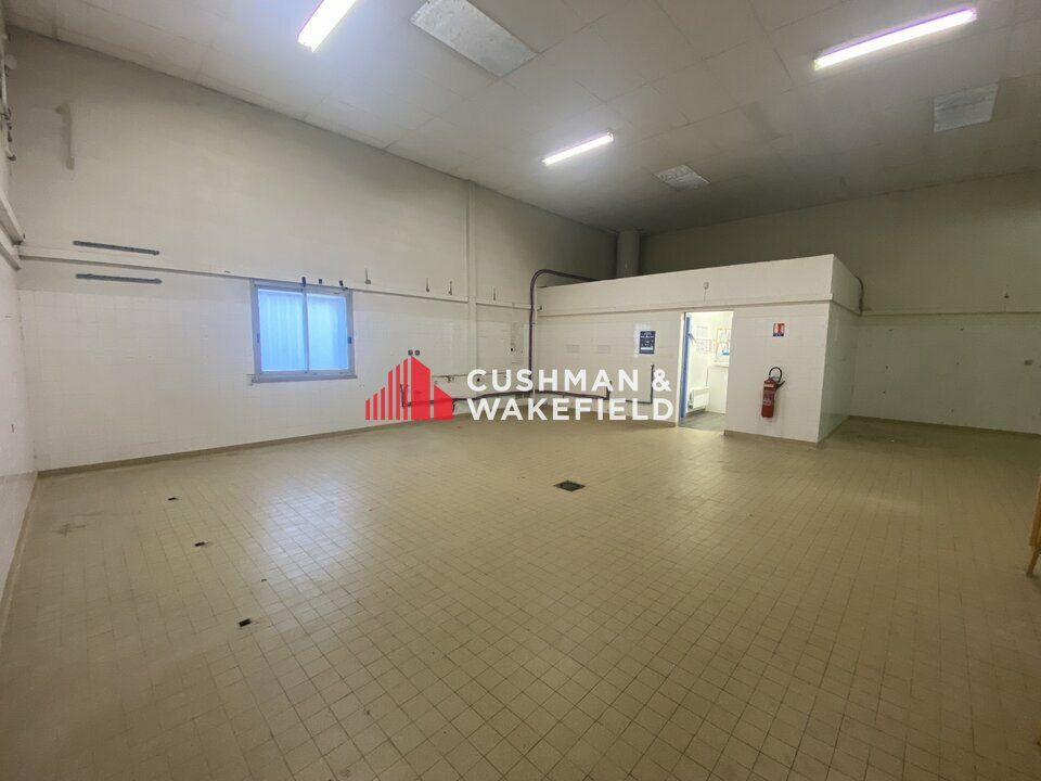 Location local d''activites 200 m² non divisibles