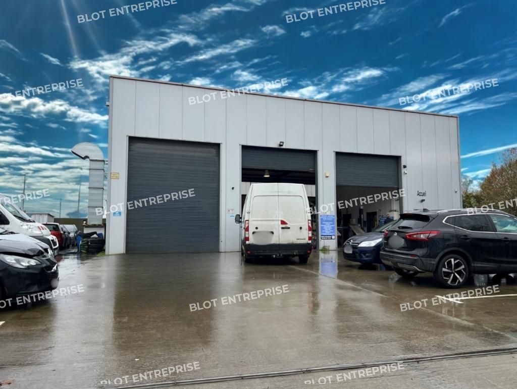 Location entrepôts 450 m² non divisibles