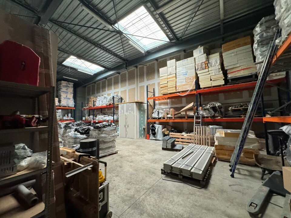 TOURS EST MONTLOUIS-SUR-LOIRE - A LOUER LOCCAL 268 M2 - PARKINGS EN FACADE - CONNEUIL