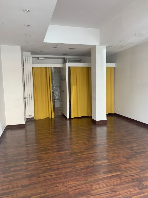 TOURS CENTRE HALLES COMMERCE A LOUER 38 M² AVEC CAVE