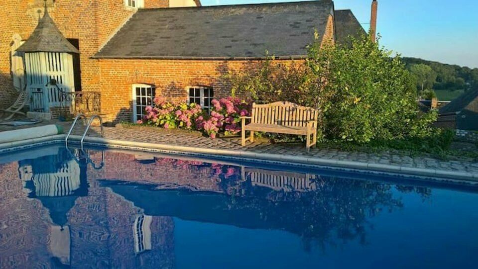 A vendre magnifique gite avec grande piscine localisé dans la belle ville de Bacqueville en caux à 15 kms de la mer.