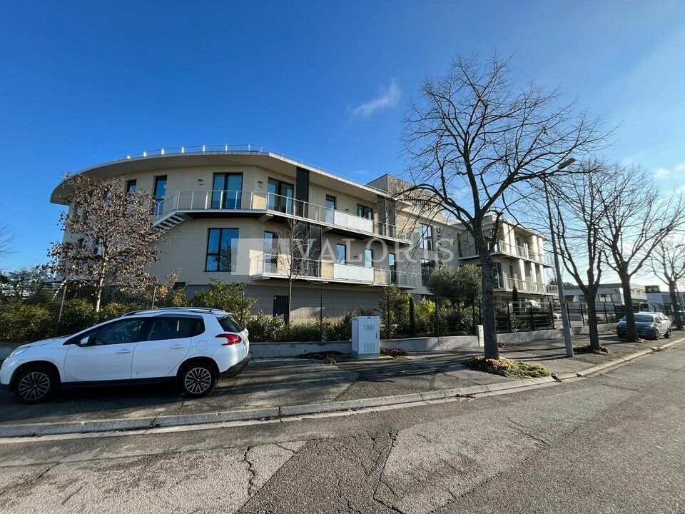 VALORIS MEDITERRANEE, vous propose, une surface de bureaux en sous-location dans un immeuble récent de standing sur une période de 12 à 36 mois au coeur de la zone des Milles à proximité immédiate des grands axes stratégiques.