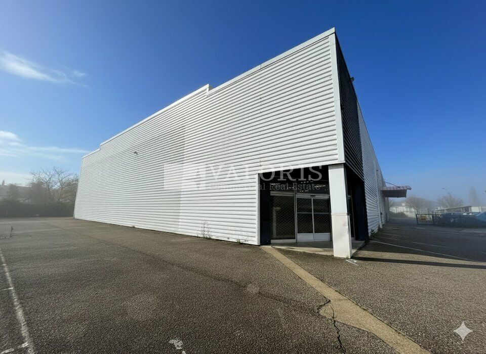 Valoris real Estate vous propose à la location un local commercial d'une surface de 980 m² au cœur de Vaulx-en-Velin.