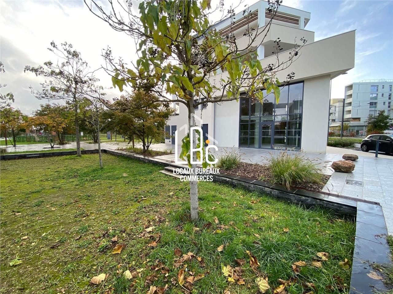 Location local commercial 143.00 m² à Angers