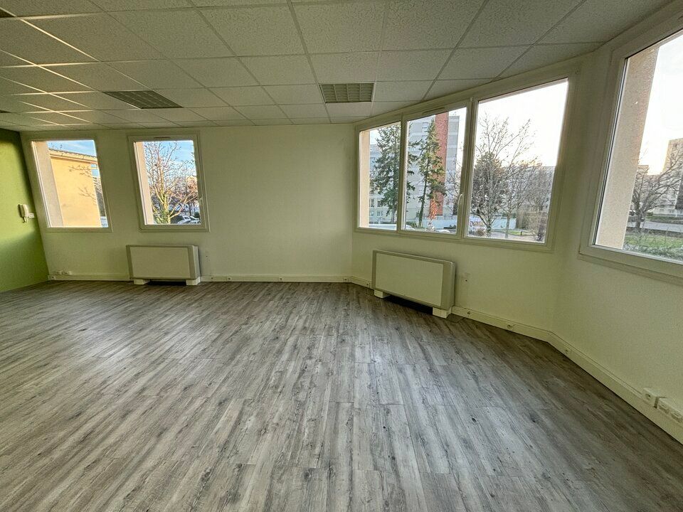 À LOUER – BUREAUX 96 m² – SAINT-PRIEST (EST LYONNAIS) – FONCTIONNALITÉ & CONFORT