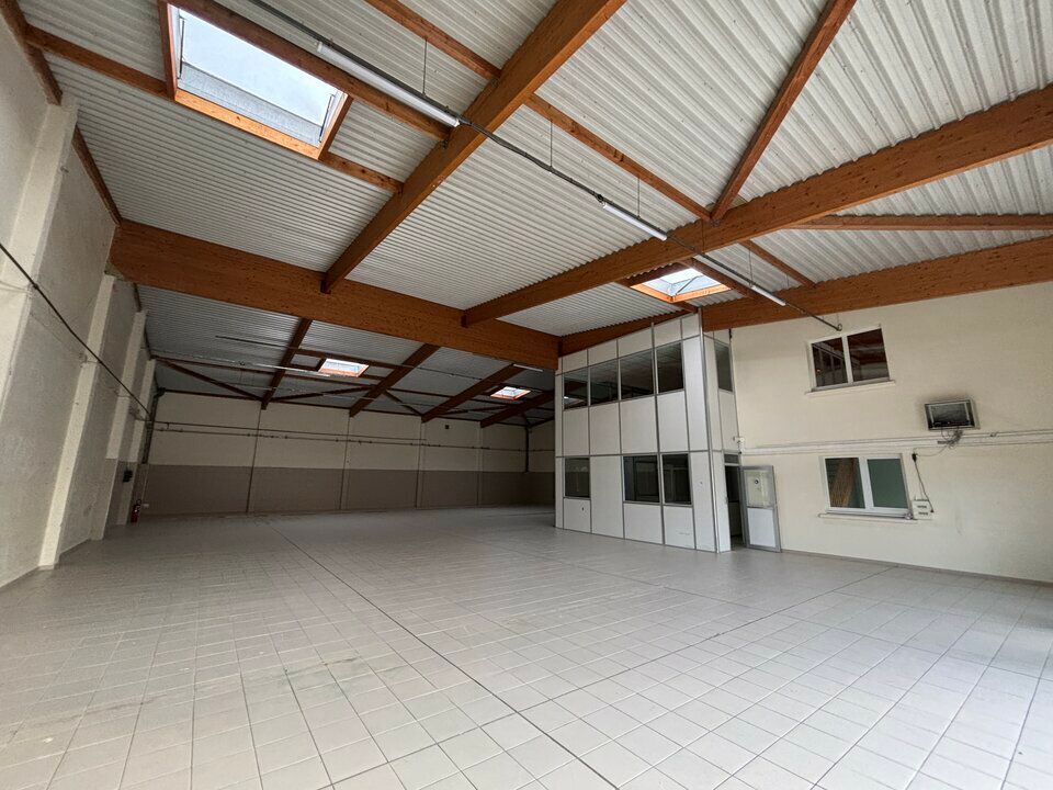 À Louer : Local d'Activités de 583 m² à Décines-Charpieu - Parc Sécurisé avec Bureaux