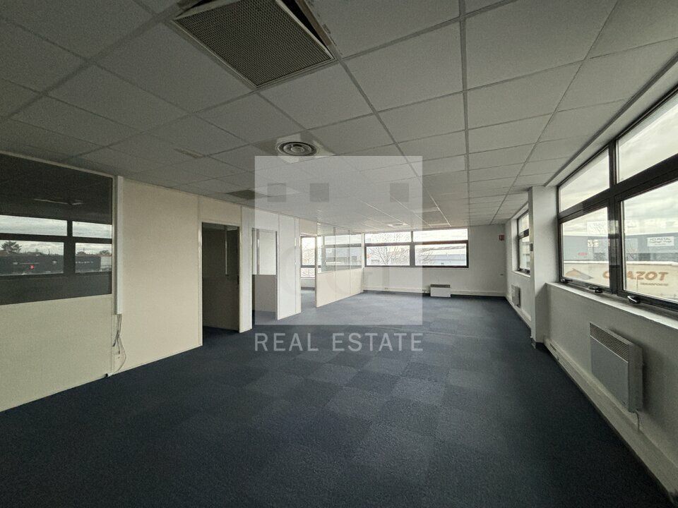 À Louer – Bureaux avec 100 m² de stockage – Proche Zone Commerciale