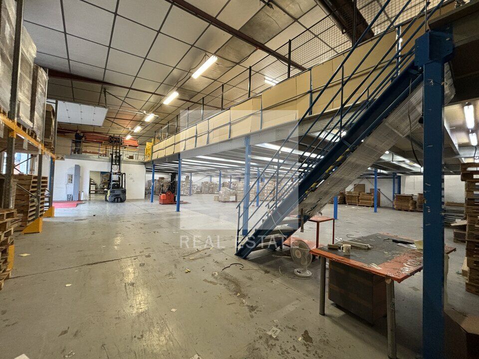 À LOUER – LOCAL D'ACTIVITÉS DE 1 603 m² – CHASSIEU PARK – VISIBILITÉ & FONCTIONNALITÉ