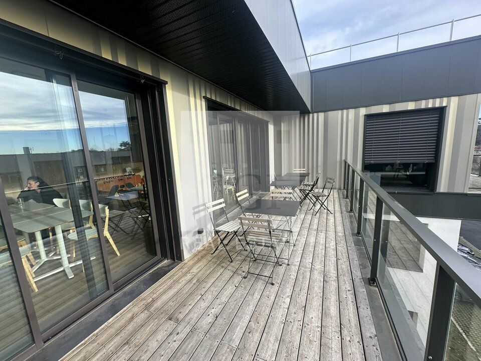 À LOUER – BUREAUX INDIVIDUELS RÉNOVÉS DÈS 15 m² – TASSIN LA DEMI-LUNE – CADRE VERDOYANT & ACCESSIBLE