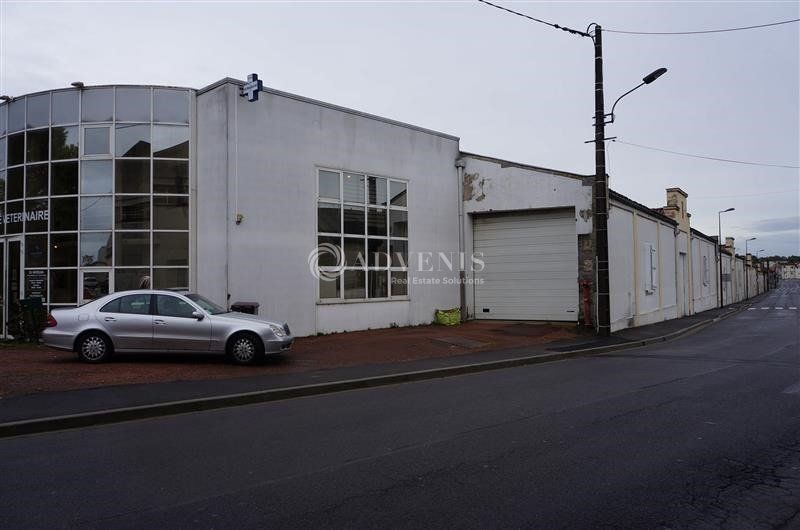 A louer bureaux et entrepôt de 1300 m² environ