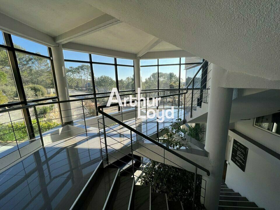 Bureaux à louer cloisonnés et climatisés bon standing  - Valbonne