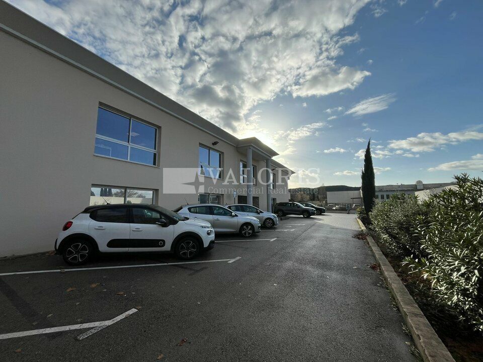 VALORIS MEDITERRANEE vous propose, à la location, 380 m² de bureaux de construction récente au cœur de la ZAC de l'Agavon aux Pennes Mirabeau et à proximité immédiate de l'A7 et de la D9.