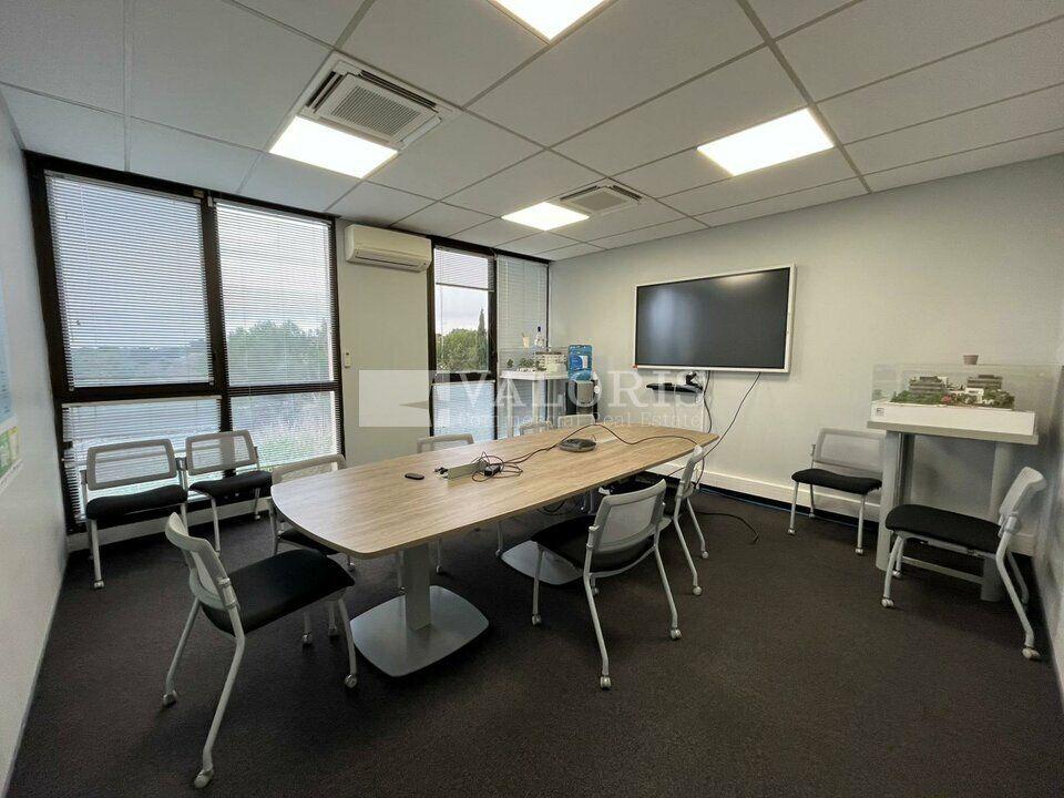 VALORIS MEDITERRANEE vous propose à la location une surface de bureaux en parfait état de 300 m² dans un parc arboré, à proximité de la fondation Vasarely dans le secteur de Jas-de-Bouffan.