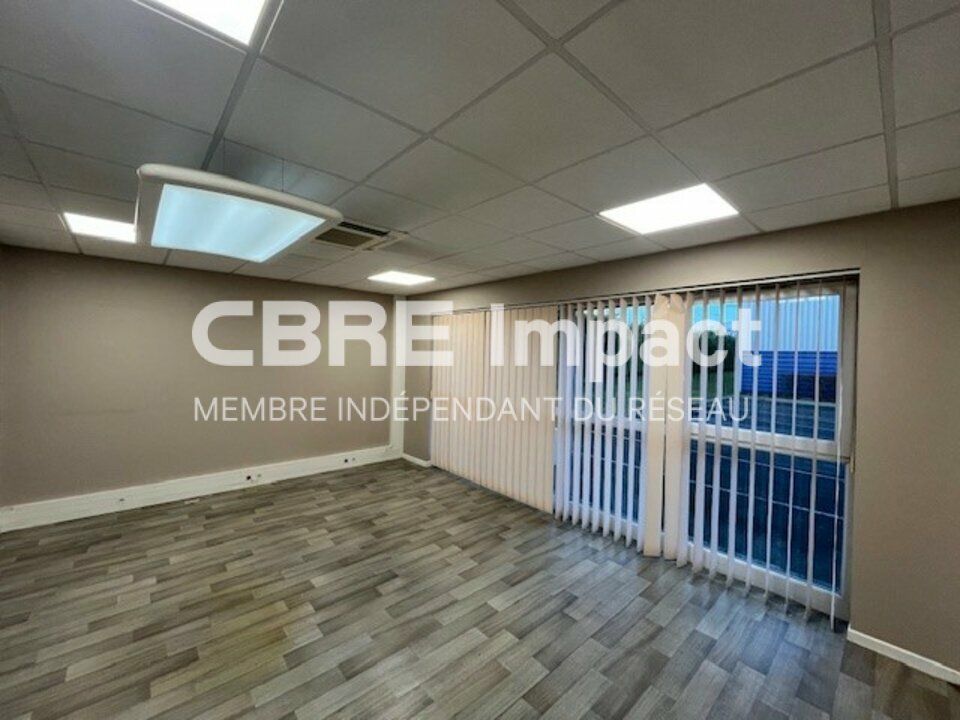 Local d'activité d'une surface totale d'environ 324 m².