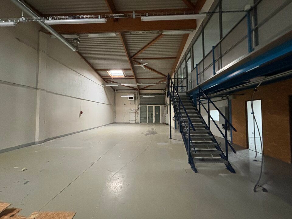 Local d'Activités de 583 m² à louer - Parc Sécurisé avec Bureaux