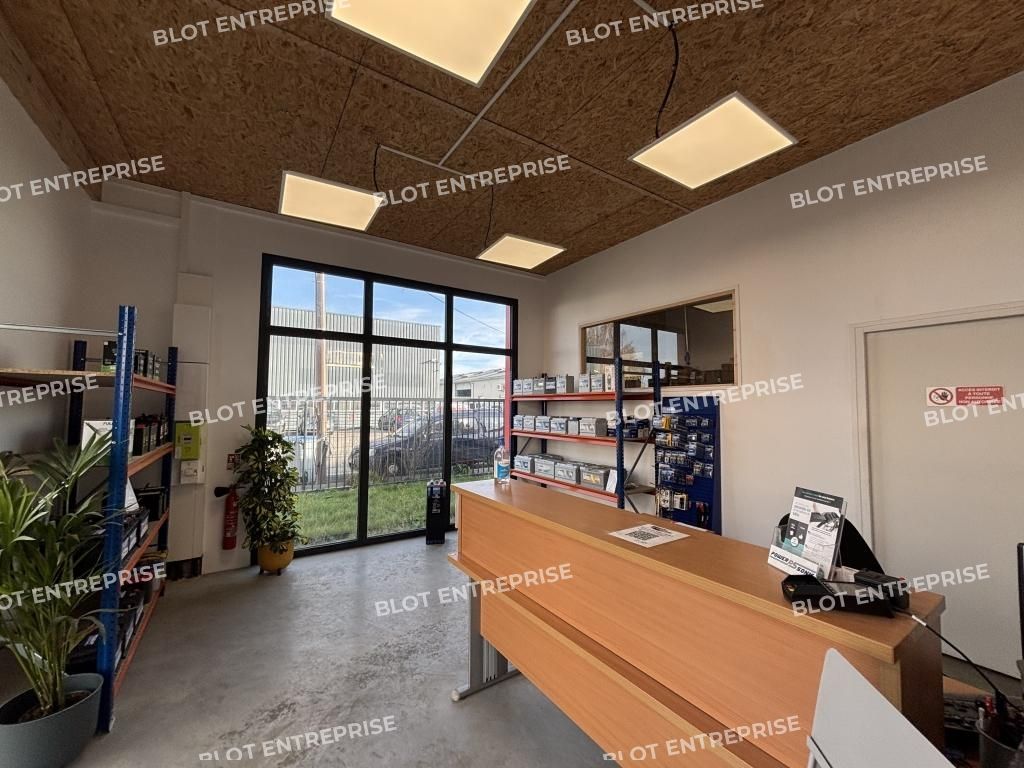 Location entrepôts 361 m² non divisibles