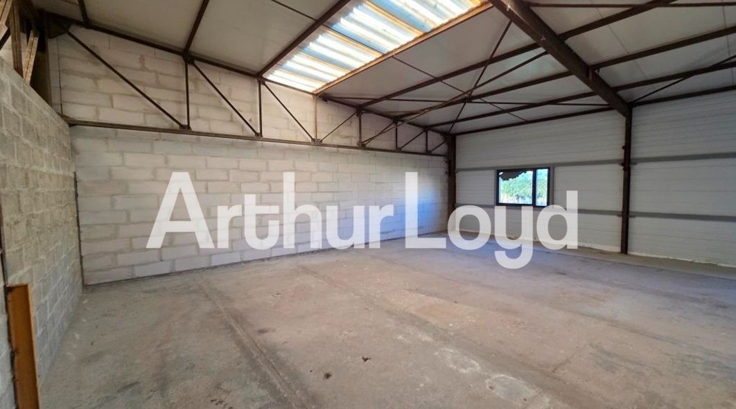 Location local 404.00 m² à CAEN