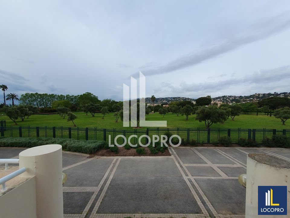 Location local commercial 240.55 m² non divisibles