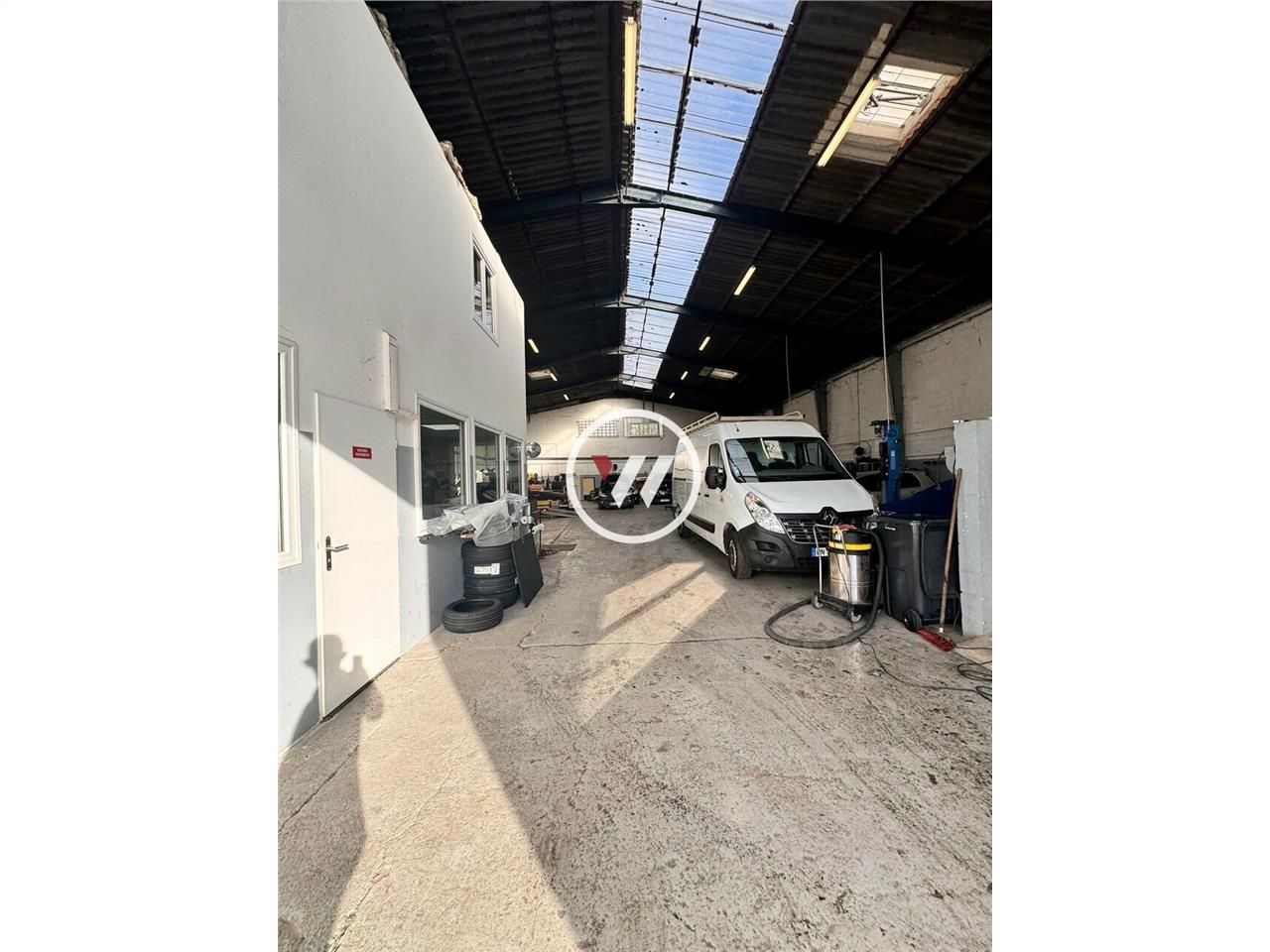Location entrepot 1350 m² non divisibles