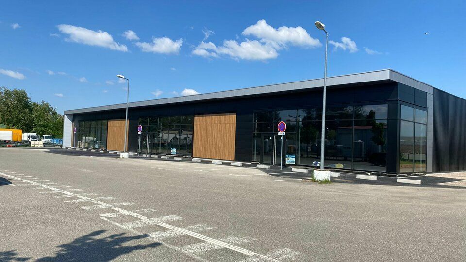 Location local commercial 1266 m² divisibles à partir de 422 m²
