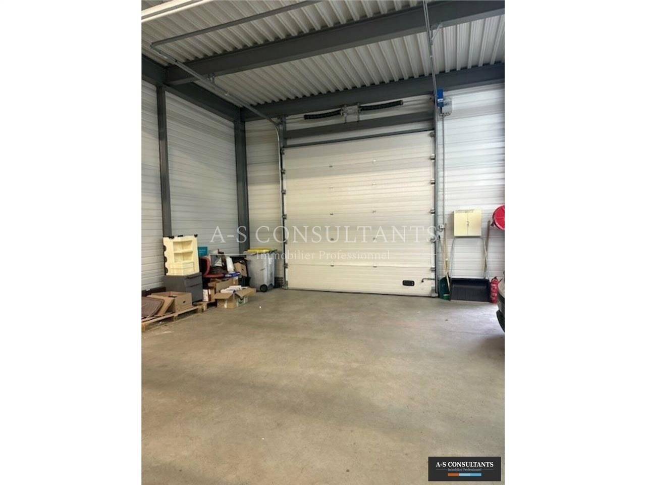 A louer, ALBERTVILLE - SUD (73200) - entrepôt de stockage avec mezzanine de 200 m² environ + 6 bureaux cloisonnés à l'étage de 200 m² environ - belles prestations -  accès poids-lourds - 12 places de stationnement privatives.