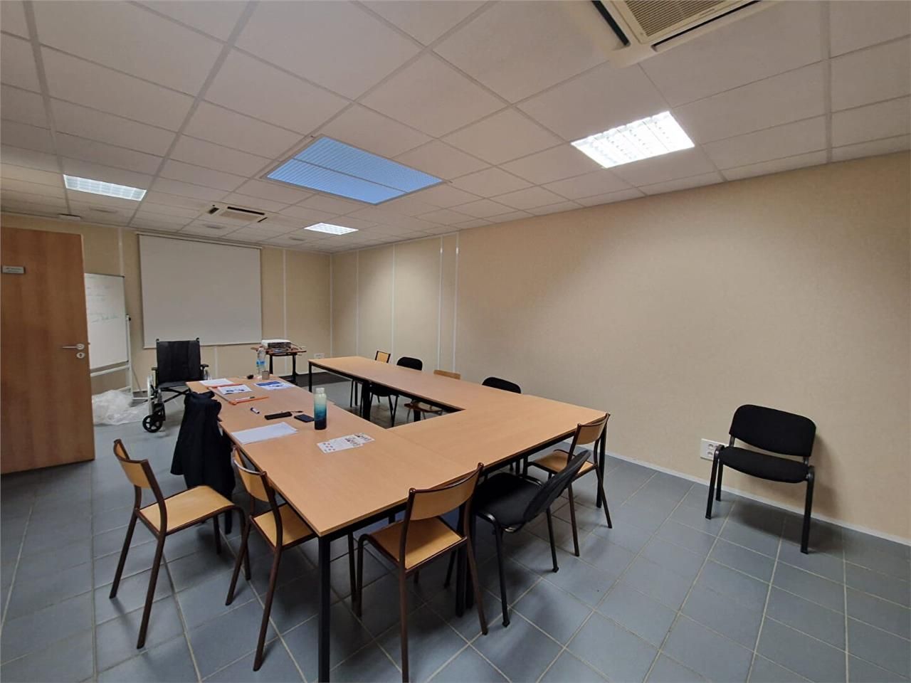 sud de caen - a louer - local d'activités d'environ 1 440 m² sur terrain clos environ 5580 m²