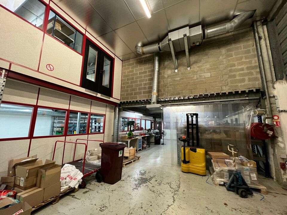 LOCAUX D'ACTIVITE A VENDRE 