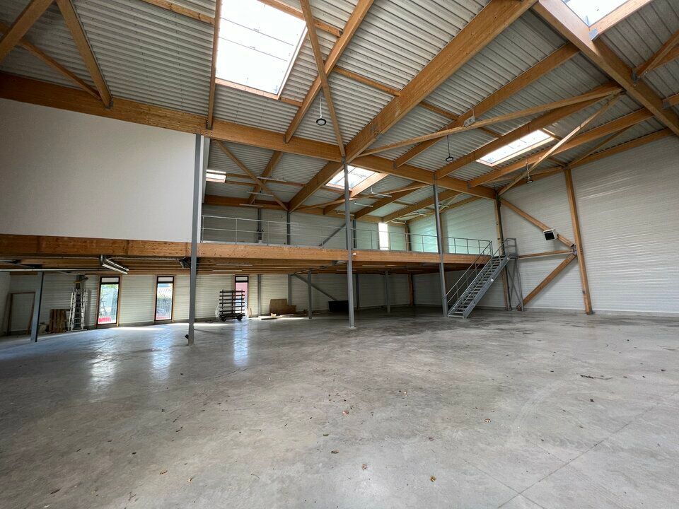 Location local d''activites 701 m² non divisibles
