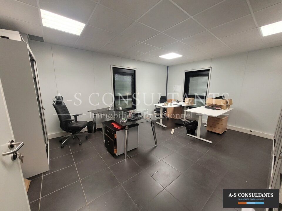 SAINT PRIEST (69800) à louer local professionnel de 185 m² situé proche des axes avec stationnements privatifs.